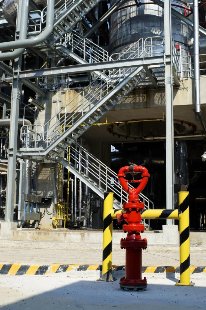 Poteau incendie devant un site industriel
