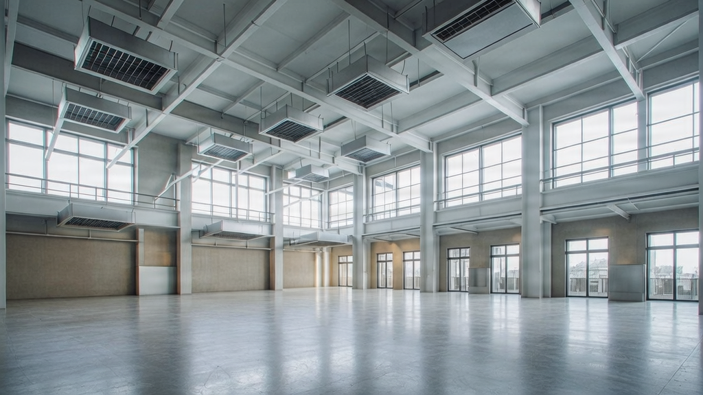 Système de désenfumage moderne dans un bâtiment ERP avec exutoires en toiture